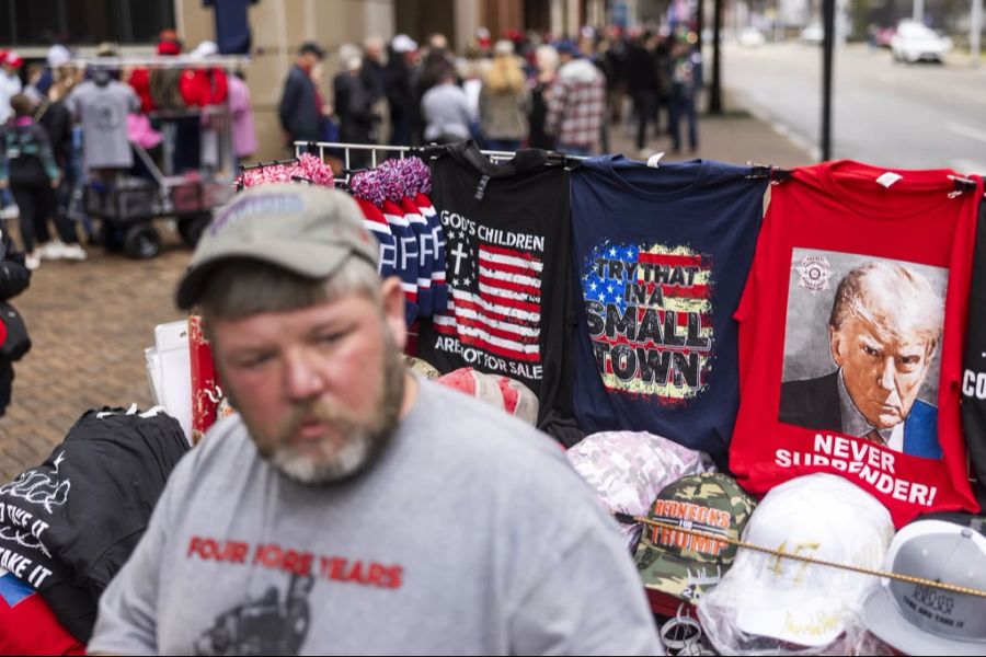 Im Handel für religiöse Gegenstände ist das T-Shirt mit der Aufschrift «Jesus ist mein Retter. Trump ist mein Präsident» das beliebteste.