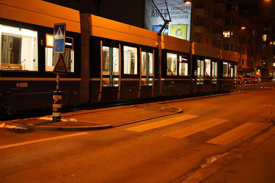 Hier an der Badenerstrasse kollidierte ein Tram mit einer Fussgängerin.