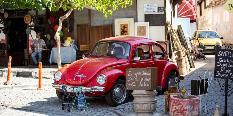 VW Käfer auf der Strasse, Altstadt, roter Käfer,