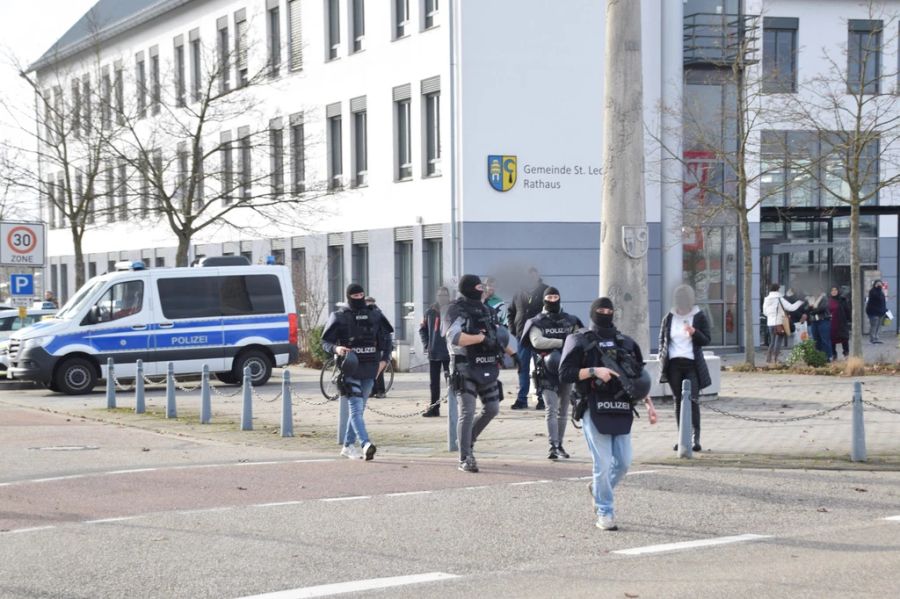 Danach flüchtete er mit einem Auto fast 400 Kilometer in Richtung Norden.