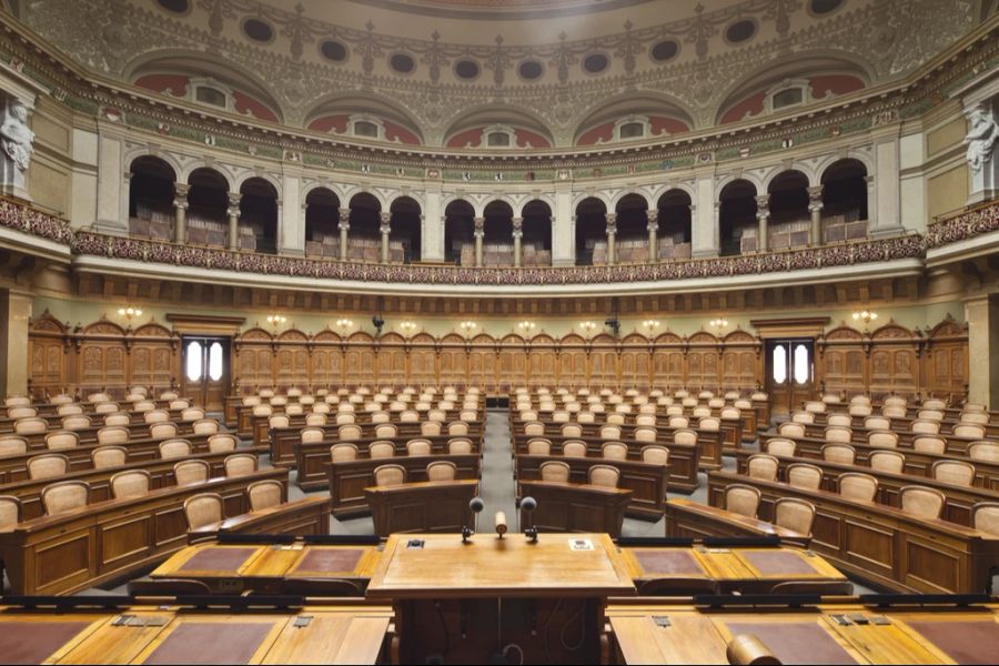 Die Option, dass eine Ersatzperson einspringt, falls ein Parlamentsmitglied erkrankt ist, hebt die Verpflichtung zur Anwesenheit dieses Mitglieds nicht auf. (Symbolbild)