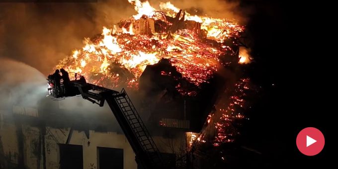 Hotel abgebrannt - Die Bilder der Flammen in Wildhaus SG