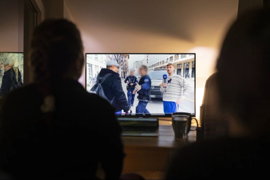 Cedric Schild und das «Izzy»-Team sind den Enkeltrickbetrügern in intensiver Recherche auf den Grund gegangen.