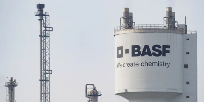 Der Chemieriese BASF steht wegen mutmasslicher Menschenrechtsverletzungen bei Partnerfirmen in der Kritik. (Symbolbild) BASF Hauptsitz Anlage Ludwigsburg