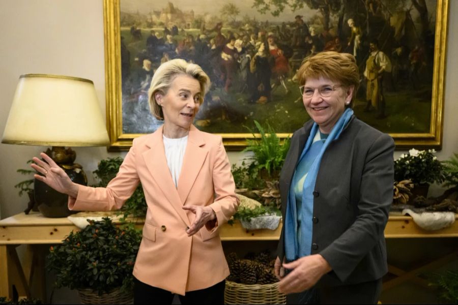 Bundespräsidentin Viola Amherd (rechts) spricht mit Ursula von der Leyen, Präsidentin der EU-Kommission, vor einem bilateralen Treffen am Rande des WEF 2024, am 15. Januar 2024.