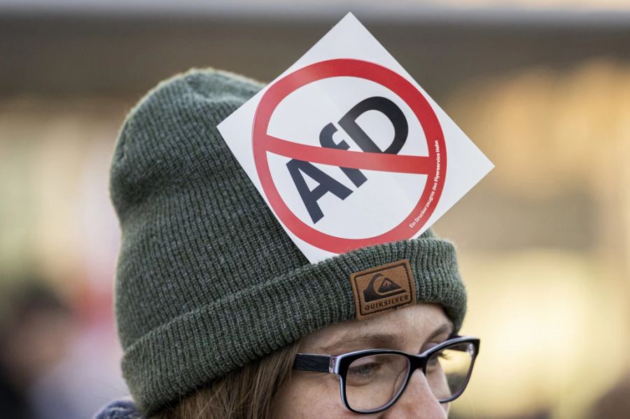 Ferner müssten beide Akteure weiterhin konsequent auf Fehler und Widersprüche innerhalb der Positionen der AfD hinweisen. (Symbolbild)