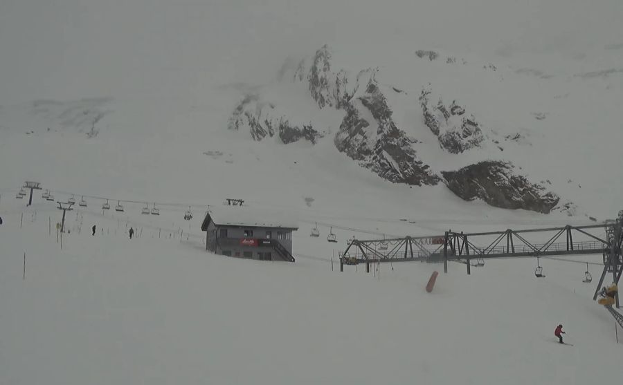 Auch im Wallis – hier das Skigebiet Saas-Fee – kommt der Neuschnee gelegen. Denn die Saison dauert noch bis zum 21. April.