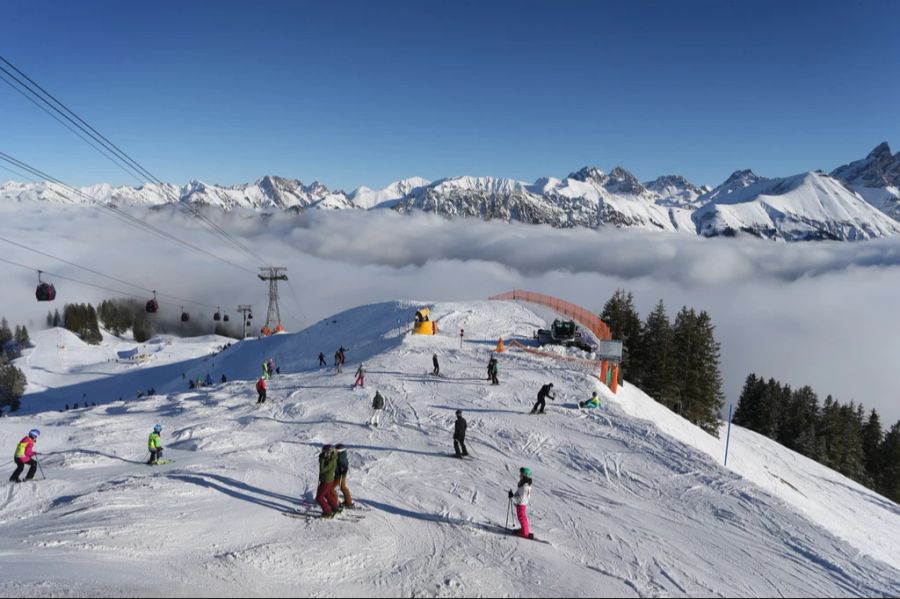 In der Schweiz ereignen sich jährlich rund 60'000 Skiunfälle, durchschnittlich sechs davon enden tödlich.