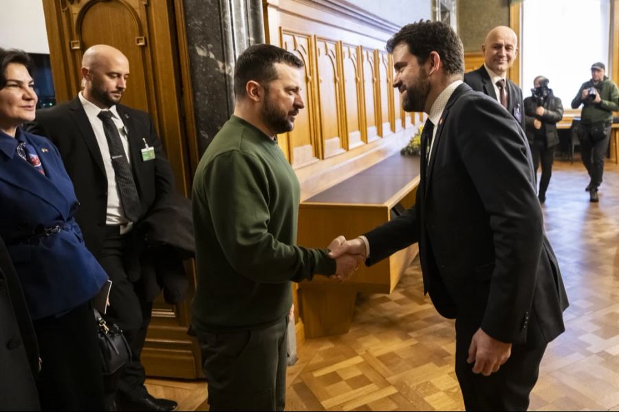 Wolodymyr Selenskyj bringe mit seiner Kleiderwahl den Kriegszustand in seinem Lande zum Ausdruck, erklärt der Experte.