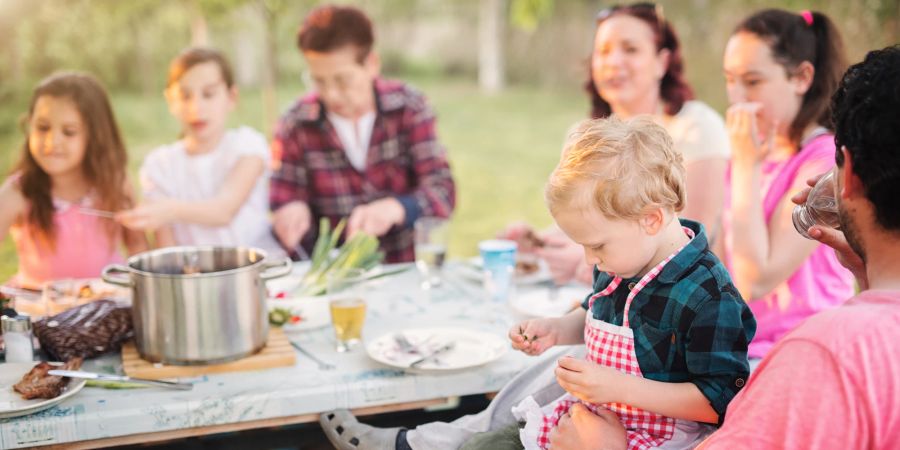 Familie isst draussen