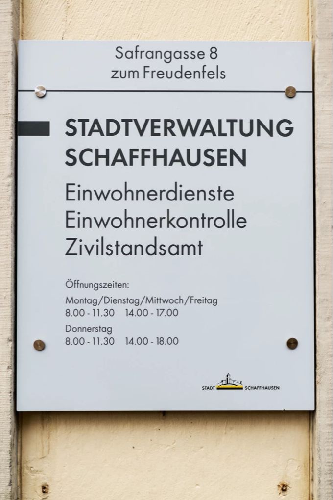 Tafel anm Gebäude der Gemeindeverwaltung von Schaffhausen. Zivilstandsamt Einwohnerkontrolle Schaffhausen