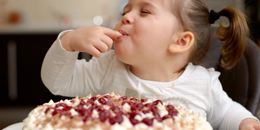 essen macht glücklich mädchen