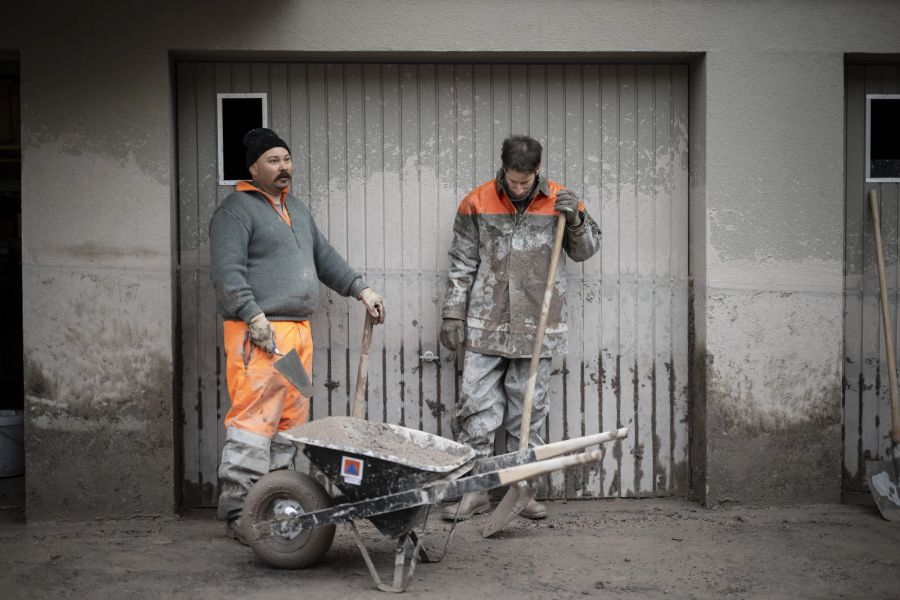 Seit Montag helfen auch Zivilschützer bei der Räumung des Schlamms in Schwanden GL.