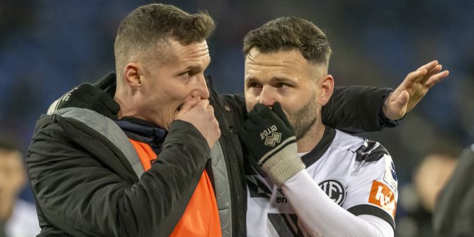 Basels Taulant Xhaka und Luganos Renato Steffen sprechen nach der Partie im Joggeli. FC Basel
