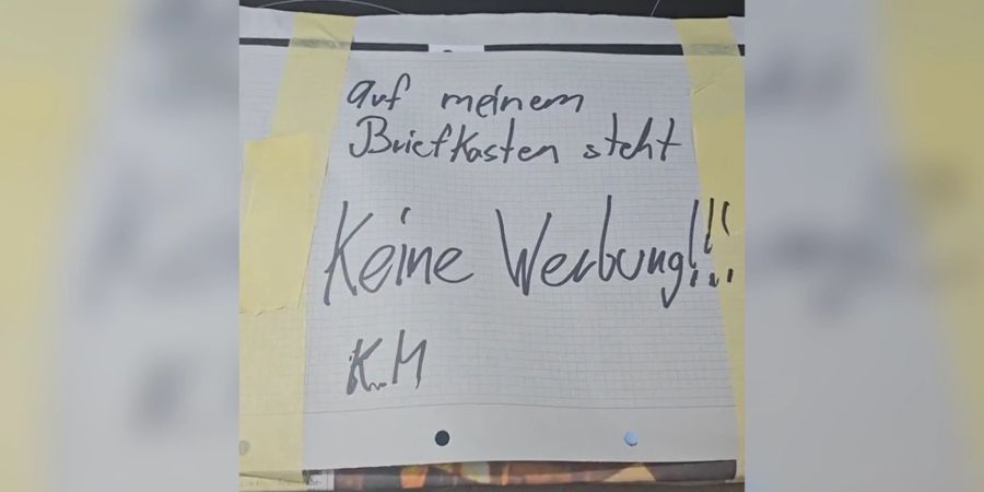 Mit dieser Botschaft hat er das Bündel mit der Werbung in den Briefkasten der Post geworfen.