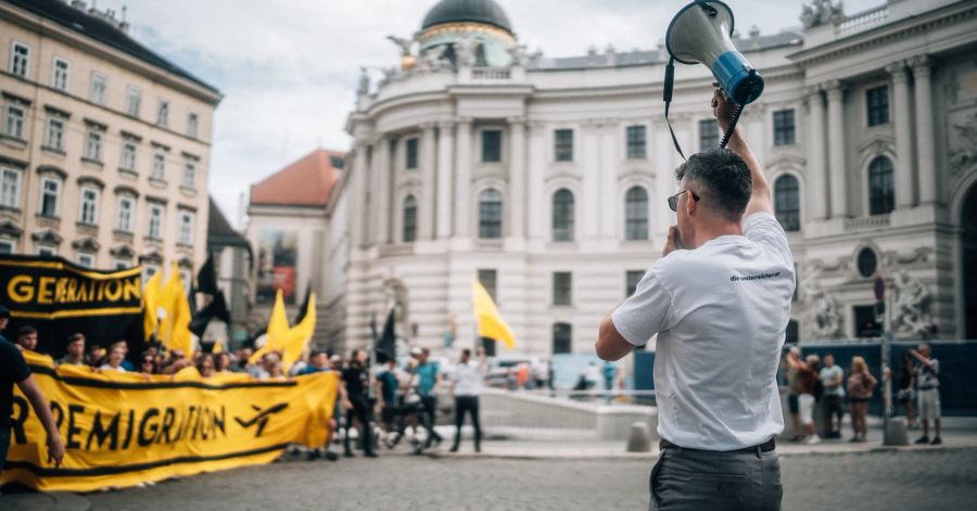 Bis 2023 war Martin Sellner der Sprecher des österreichischen Ablegers der «Identitären Bewegung» (IB) – eine aktionistische, völkisch orientierte Gruppierung.