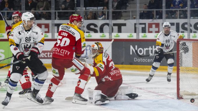 Biels Viktor Loeoev, Mitte, und Torhueter Harri Saeteri, rechts, im Duell mit Fribourgs Julien Sprunger im Eishockey Qualifikationsspiel der National League zwischen dem EHC Biel und dem HC Fribourg Gotteron, am Freitag, 23. Februar 2024, in der Tissot Arena in Biel. (KEYSTONE/Peter Schneider) EHC Biel Fribourg
