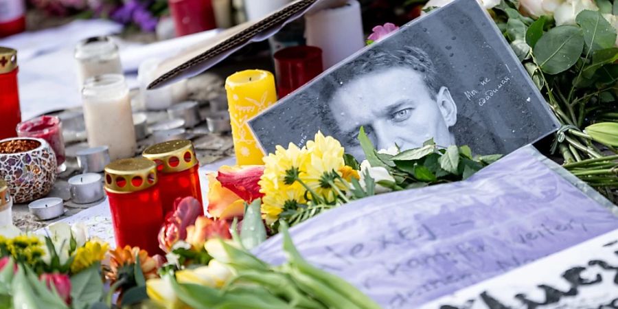 Mit Blumen und Bildern gedenken Menschen vor der russischen Botschaft in Berlin dem Oppositionspolitiker Alexej Nawalny.