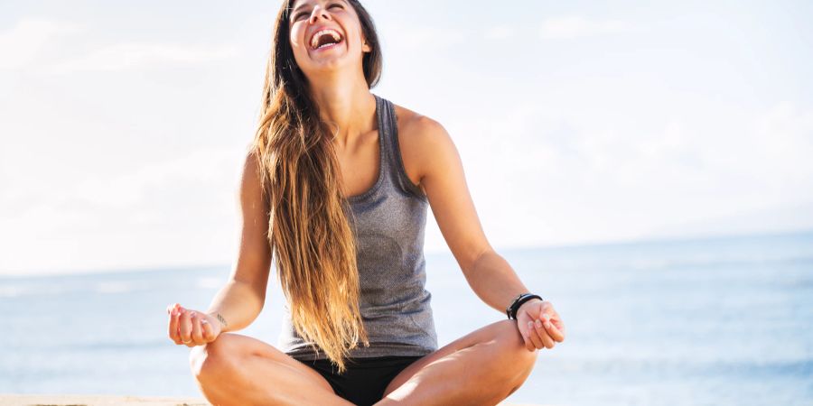 Frau macht Yoga, Lachen, Strand, Sport, Glück