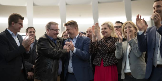 Die SVP mit Nationalrat Mike Egger, Kantonalparteipräsident Walter Gartmann, Kandidat Christof Hartmann, Dana Zemp, Ständerätin Esther Friedli und Nationalrat Michael Goette, von links, am Sonntag, 3. März 2024, im Pfalzkeller in St. Gallen.