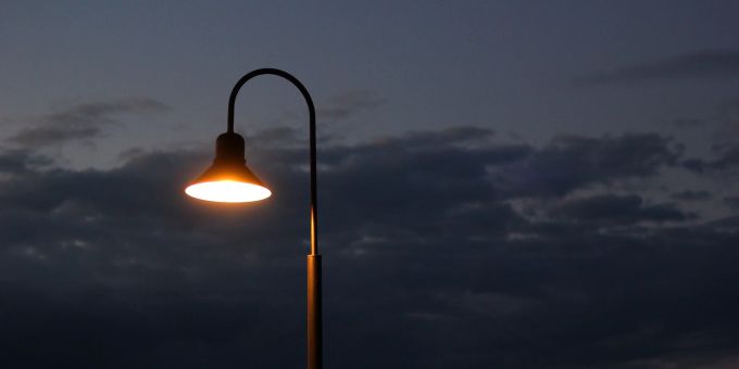 Strassenbeleuchtung in der Morgendämmerung. (Symbolbild) Lampe Strassenlaterne Licht