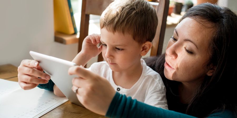 Mutter und Sohn mit Tablet