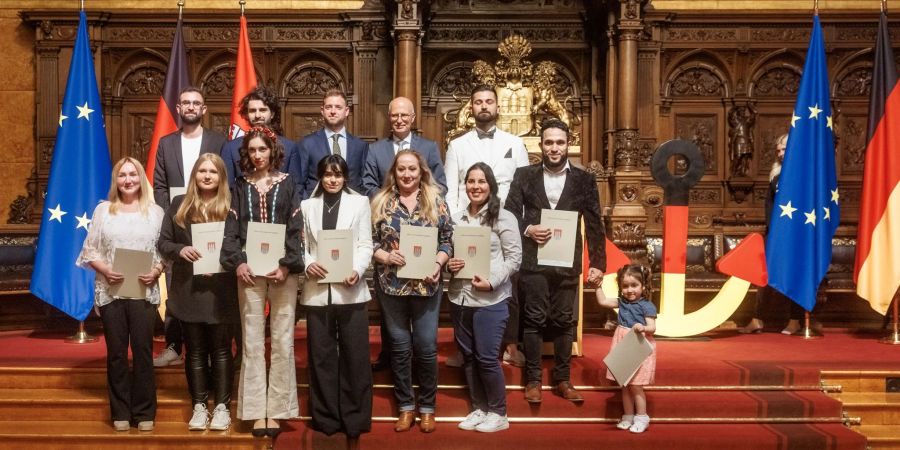 Hamburgs Erster Bürgermeister Hans Peter Tschentscher steht auf der 58. Hamburger Einbürgerungsfeier mit 12 deutschen Neubürgern.