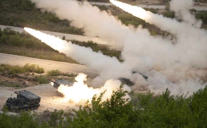 Südkoreanische und amerikanische Streitkräfte bei einer gemeinsamen Schiessübung. schiessübung usa südkorea