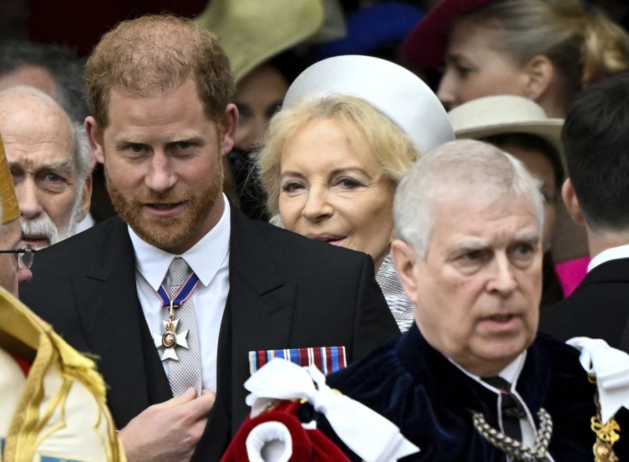 Prinz Harry reiste allein zur Krönung seines Vaters.