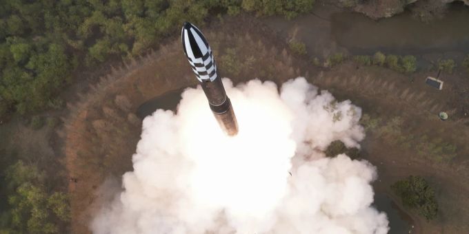 Dieses von der nordkoreanischen Regierung am 14. April 2023 zur Verfügung gestellte Foto zeigt den Teststart der ballistischen Interkontinentalrakete Hwasong-18 am Donnerstag, den 13. April 2023, an einem nicht genannten Ort in Nordkorea. Unabhängige Journalisten erhielten keinen Zugang, um über das Ereignis zu berichten, das auf diesem von der nordkoreanischen Regierung verbreiteten Bild dargestellt ist. Der Inhalt dieses Bildes ist so, wie er bereitgestellt wurde, und kann nicht unabhängig überprüft werden. nordkorea