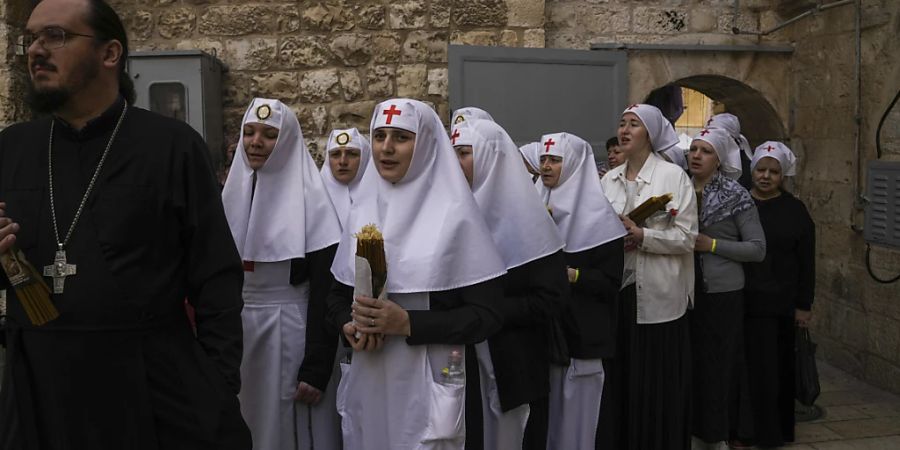 Orthodoxe Christen, Geistliche und Nonnen kommen zur Zeremonie des «Heiligen Feuers» in der Grabeskirche. Foto: Mahmoud Illean/AP