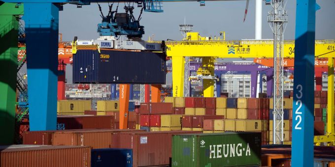 Ein automatischer Kran hebt einen Schiffscontainer in einem Hafen in Tianjin, China. (Archivbild) zölle