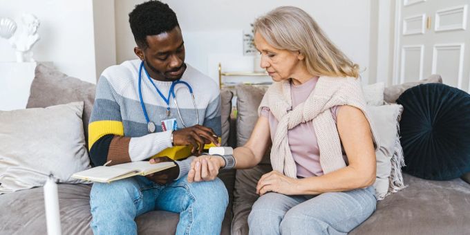 Mit Vorsorgeuntersuchungen hat man die Gesundheit besser im Blick. Mann misst Frau Blutdruck