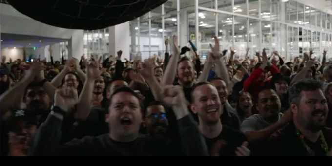 Hunderte SpaceX-Mitarbeiter sind zu sehen, wie sie jubeln und klatschen – nachdem ihre Rakete nach dem Start explodiert ist. SpaceX