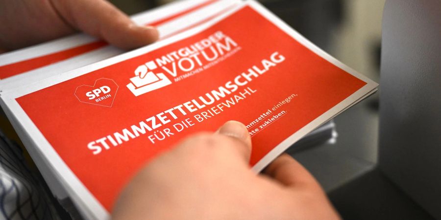 Mitarbeiter bereiten die Abstimmung der Berliner SPD zum Koalitionsvertrag vor.