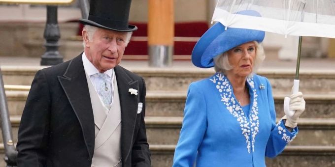 König Charles III. mit seiner Ehefrau, Queen Consort Camilla, auf einer der Gartenpartys im vergangenen Jahr. könig charles iii.