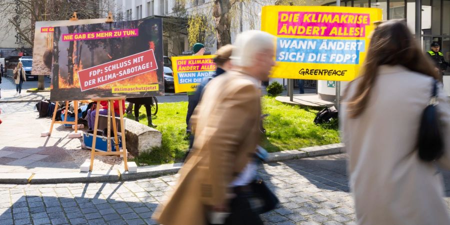 Umweltschutz-Aktivisten protestieren gegen die Klima-Politik der FDP.