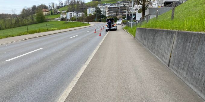 Zug: Selbstunfall eines Mofafahrers. Zug