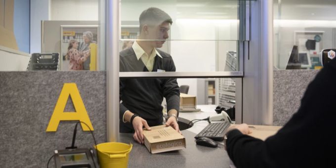 Duzis bei der Post? Intern gang und gäbe – im Kundenkontakt eigentlich nicht. Trotzdem werden Kunden auch mal geduzt. (Archivbild) Du