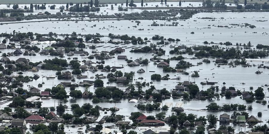 In der überfluteten Stadt Oleschky stehen Häuser unter Wasser. Die Zerstörung des Kachowka-Staudamms im Süden der Ukraine entwickelt sich rasch zu einer langfristigen Umweltkatastrophe. Foto: Uncredited/AP