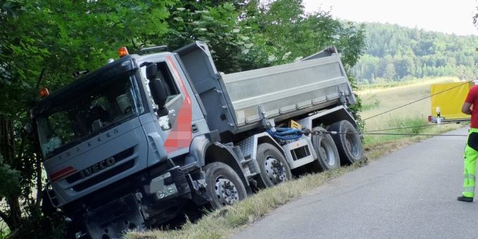 Nach Streifkollision - Lastwagen kippt in Hendschiken AG in Böschung