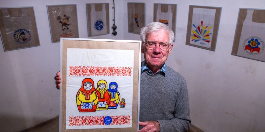 Dieter Luchs, Sammler von DDR-Einkaufstüten, zeigt eine Plastiktüte mit dem Matrjoschka-Motiv.