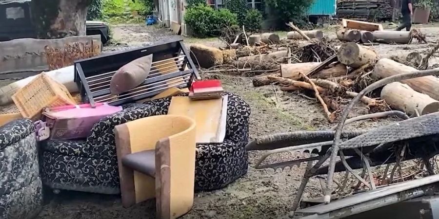 Möbel und sonstiges Inventar lag verwüstet in der Natur.