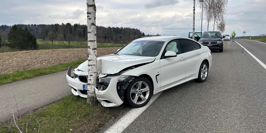 Berikon: Gegen Baum geprallt