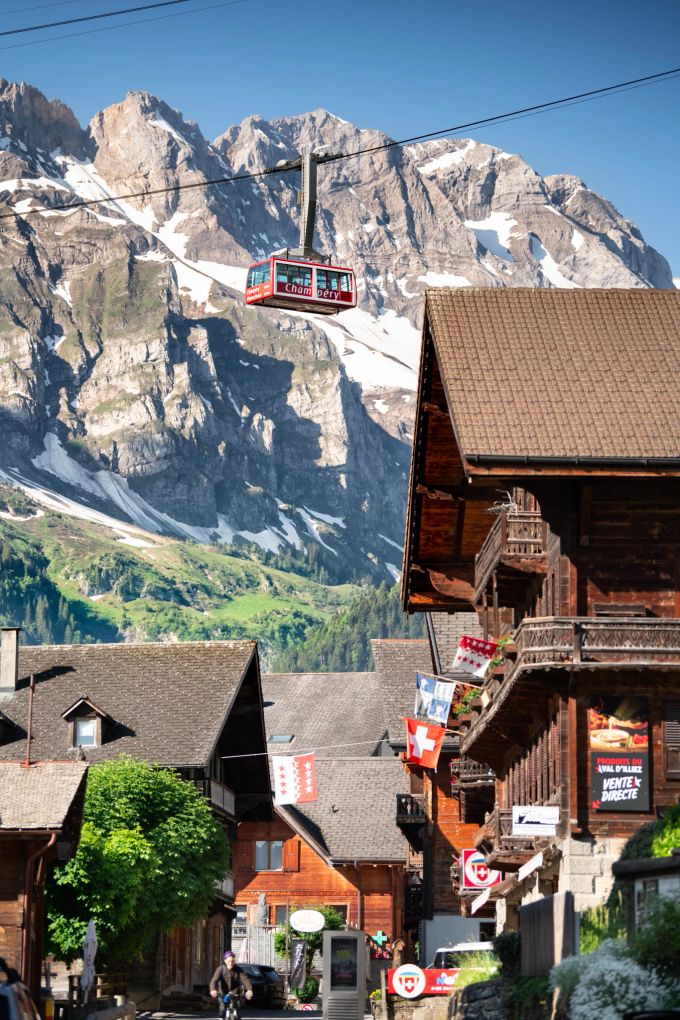Dorfansicht in Champéry. Bergdorf mit Seilbahn
