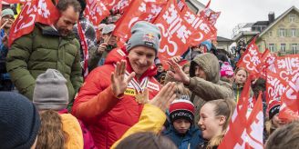 In Stans NW - Ski-Star Odermatt lässt sich von hunderten Fans feiern