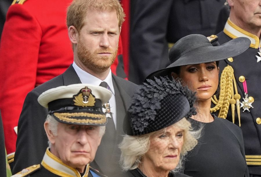 Harry und Meghan hinter Charles und Camilla bei der Beerdigung von Queen Elizabeth im September 2022.