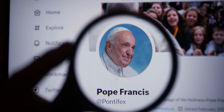 Die offizielle Twitter-Seite von Papst Franziskus, nachdem sein altes blaues Häkchen entfernt wurde.