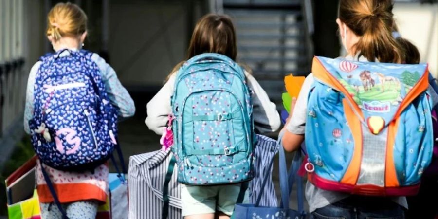 Bildungsministerin Karin Prien hat den Verdacht, dass Eltern ihre Kinder an dieser Schule angemeldet hätten, um die Schulpflicht zu umgehen. (Symbolbild)