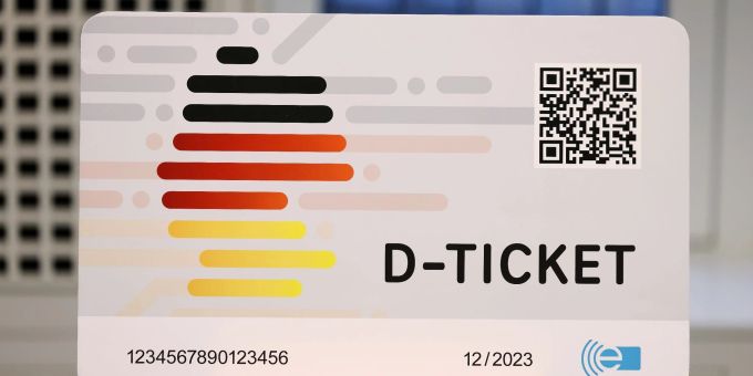 Das Deutschlandticket für den bundesweiten Nah- und Regionalverkehr zum Preis von 49 Euro im Monat soll vom 1. Mai an gelten. Das Deutschlandticket für den bundesweiten Nah- und Regionalverkehr zum Preis von 49 Euro im Monat soll vom 1. Mai an gelten.